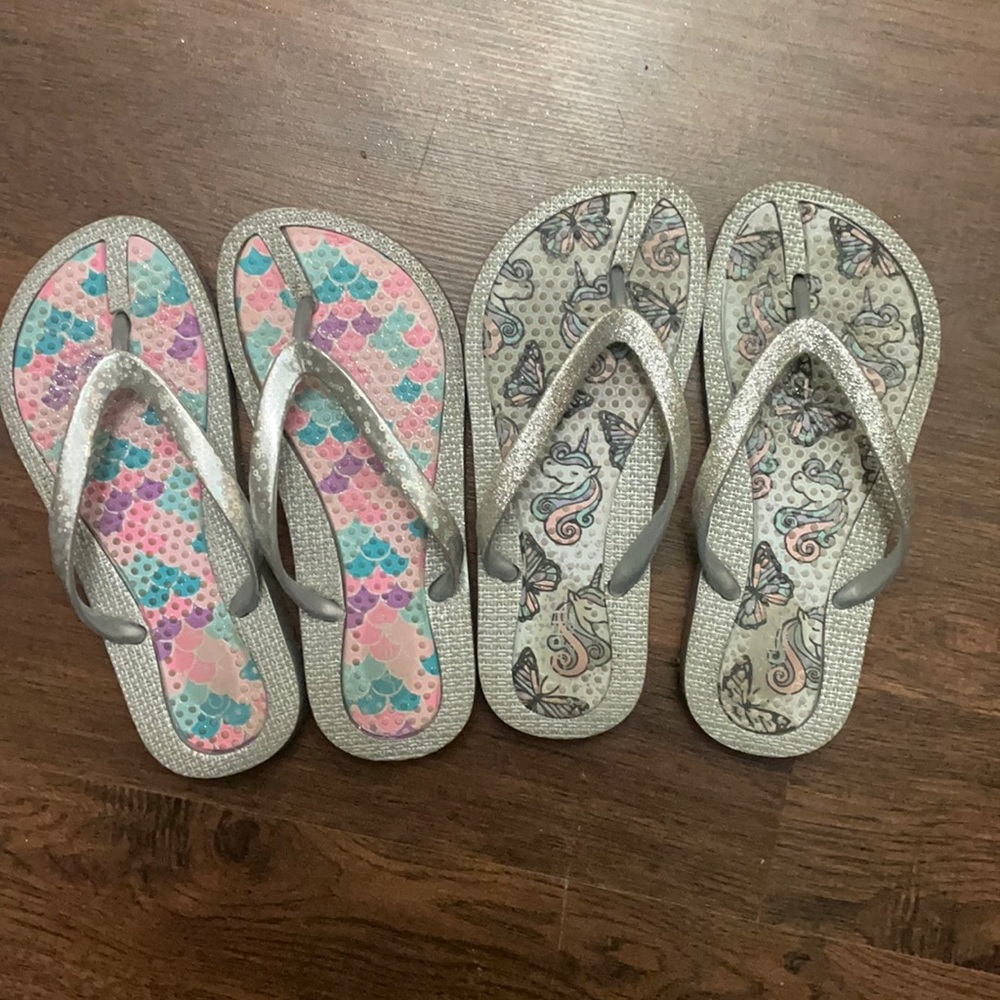 Girls 12-13 flip flops. Are in good condition